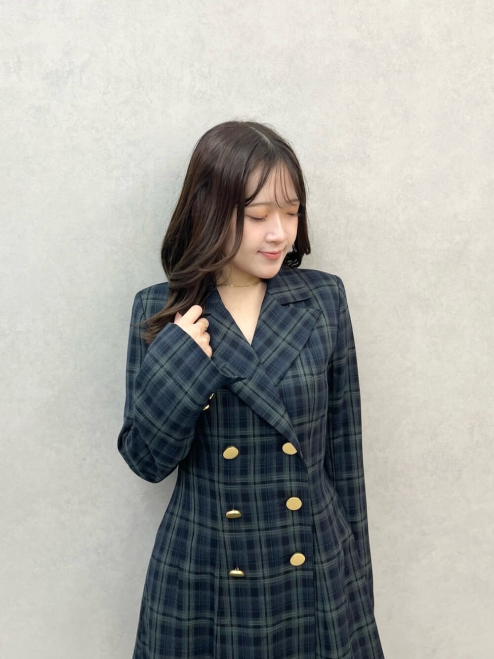 グリーン系のワンピースを着用したレディースの秋コーディネートの4枚目の写真