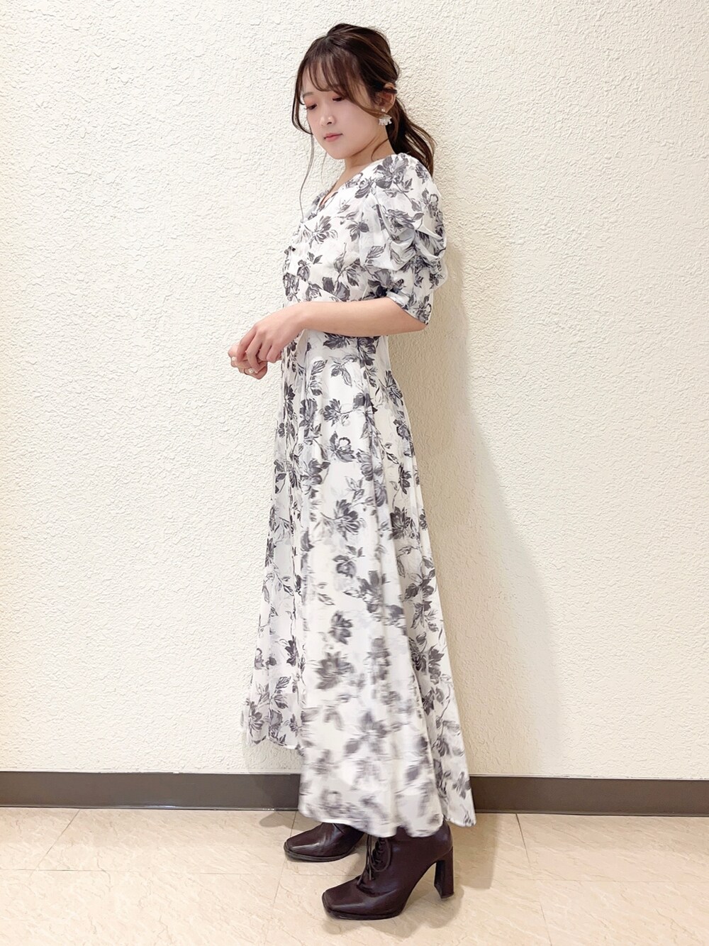 ホワイト系のトレンチコート、ホワイト系のワンピースを着用したレディースの冬コーディネートの3枚目の写真