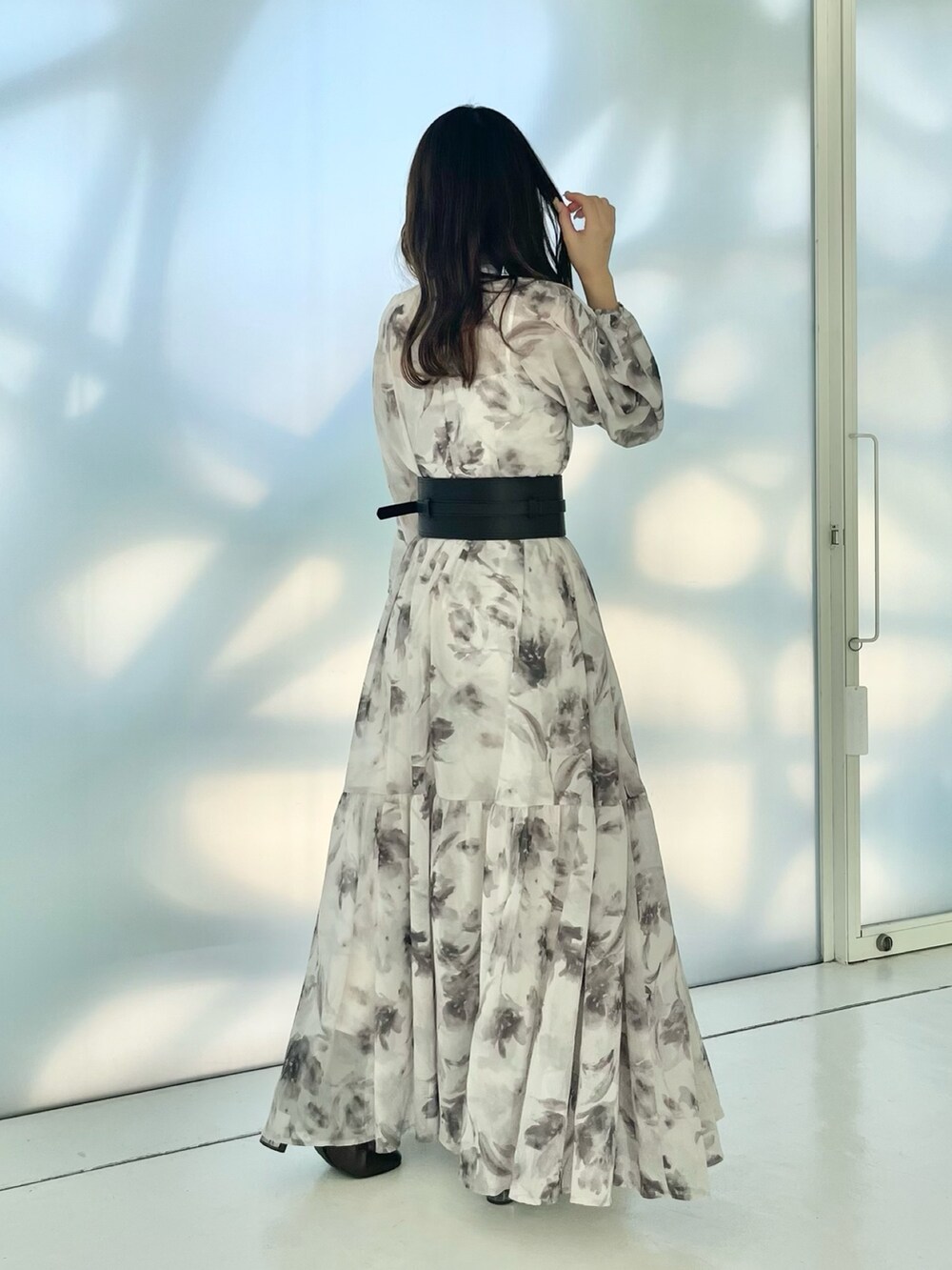 ベージュ系のワンピース、ブラック系のブーツ、ブラウン系のベルトを着用したレディースの秋コーディネートの3枚目の写真