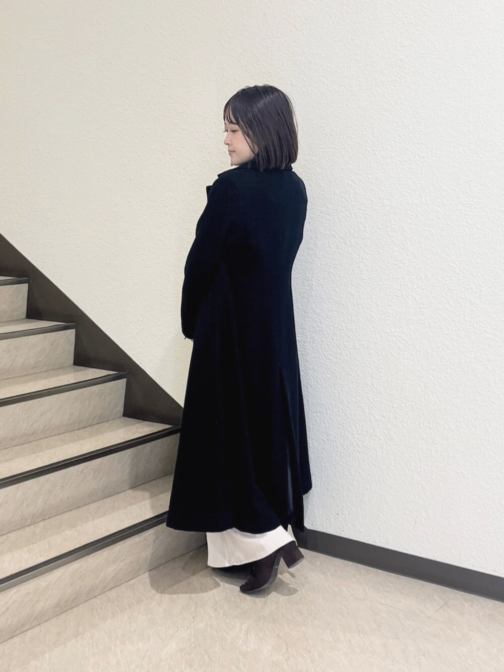 ブラック系のその他アウター、ブラウン系のニット/セーター、ピンク系のスカートを着用したレディースの秋コーディネートの3枚目の写真