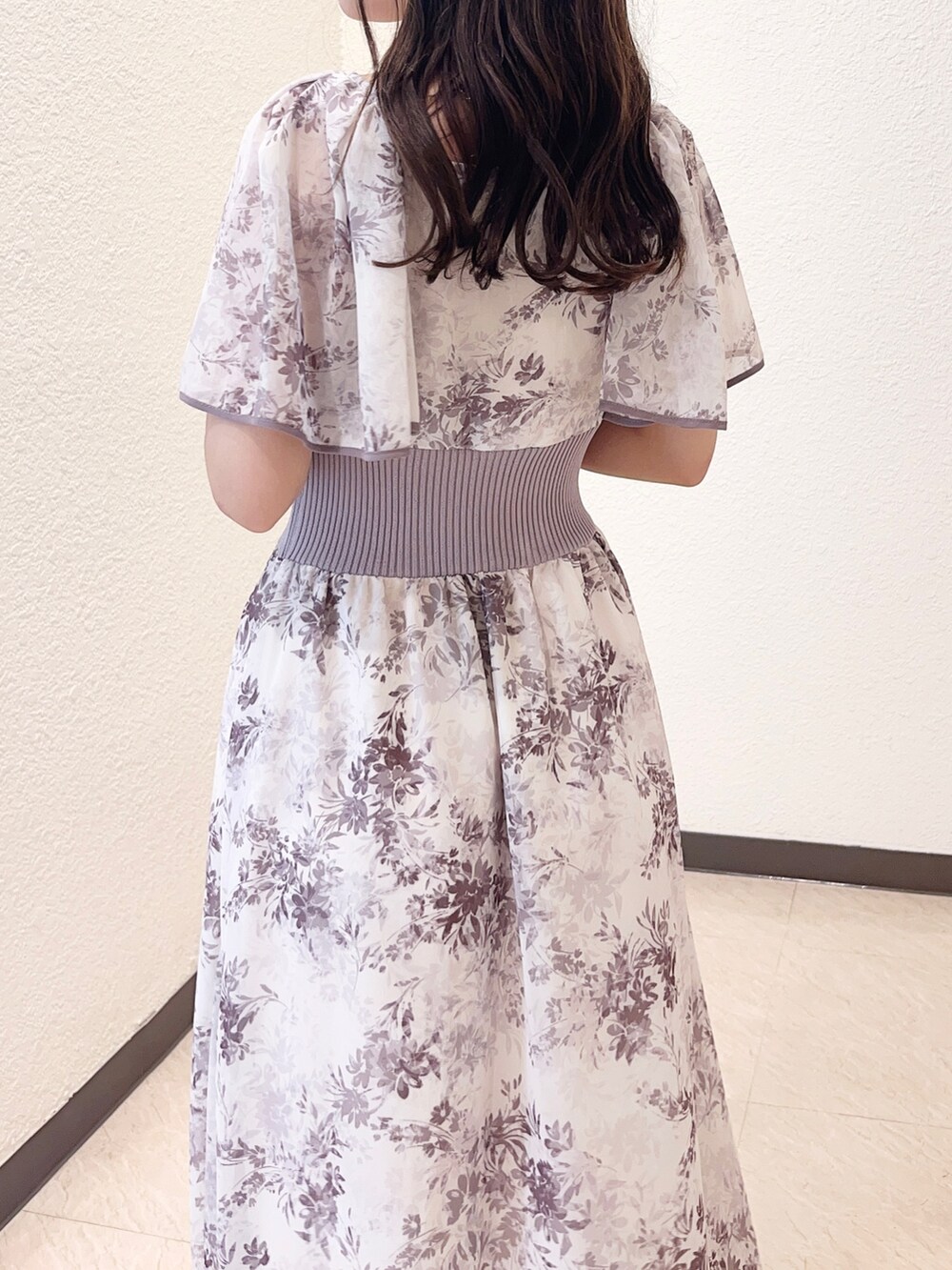 パープル系のワンピース、ブラック系のサンダルを着用したレディースの春コーディネートの4枚目の写真