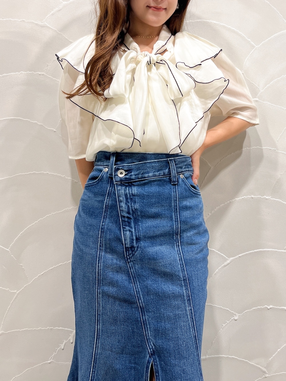 ブルー系のデニムスカート、ホワイト系のシャツ/ブラウスを着用したレディースの夏コーディネートの4枚目の写真