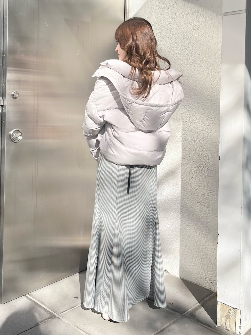 ホワイト系のダウンジャケット/コート、その他のスカート、ホワイト系のブーツを着用したレディースの秋コーディネートの3枚目の写真