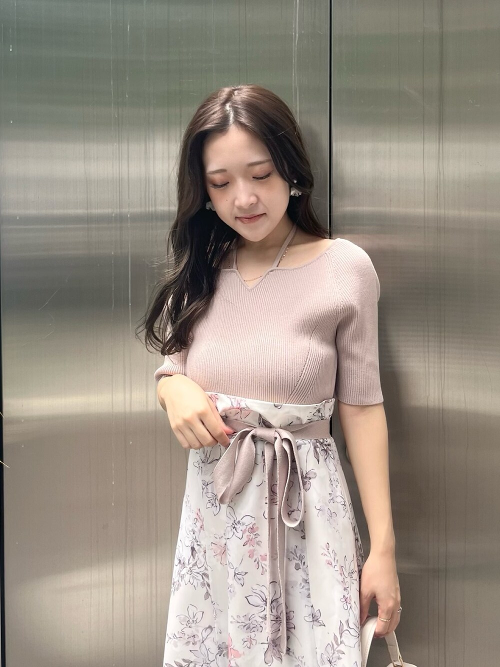 ベージュ系のワンピース、ホワイト系のショルダーバッグ、ホワイト系のブーツを着用したレディースの夏コーディネートの4枚目の写真