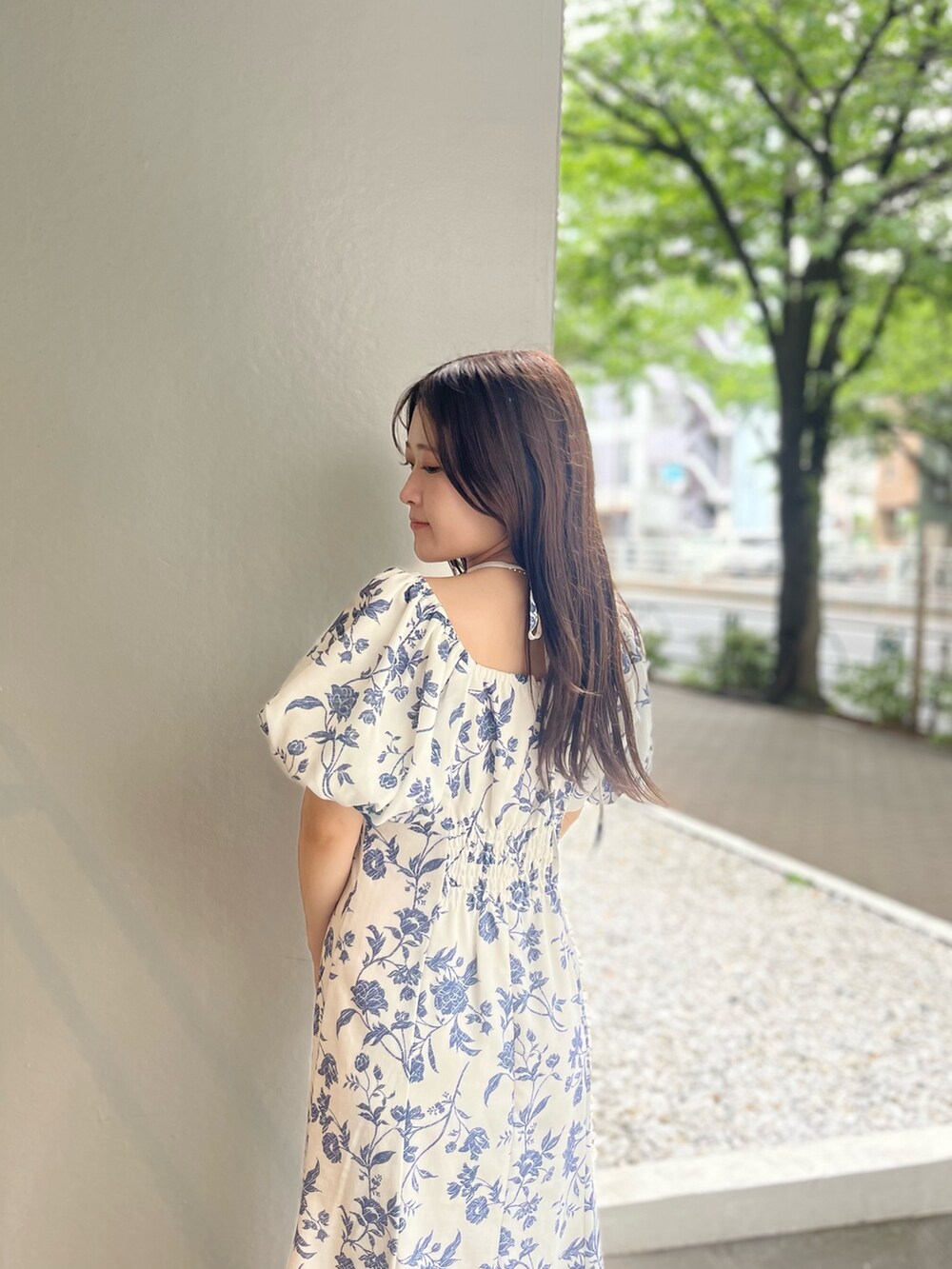 ホワイト系のワンピース、その他のサンダルを着用したレディースの夏コーディネートの6枚目の写真