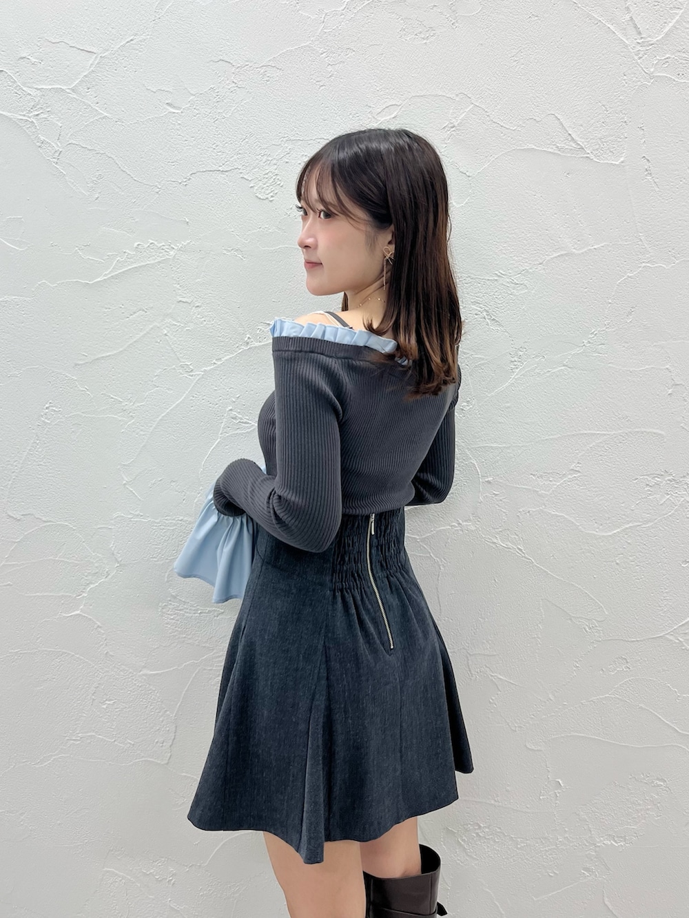 グレー系のニット/セーター、グレー系のテーラードジャケット、グレー系のスカートを着用したレディースの秋コーディネートの5枚目の写真