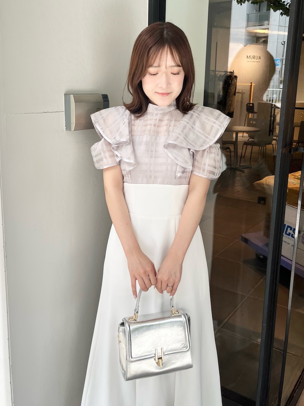 パープル系のワンピース、ブラウン系のサンダル、シルバー系のハンドバッグを着用したレディースの夏コーディネートの4枚目の写真