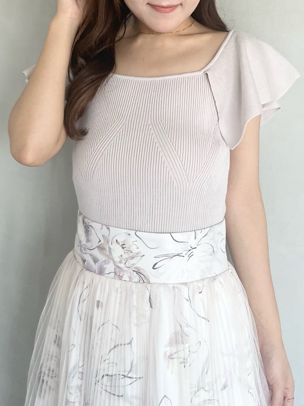 ピンク系のスカート、ピンク系のニット/セーター、その他のパンプスを着用したレディースの冬コーディネートの4枚目の写真