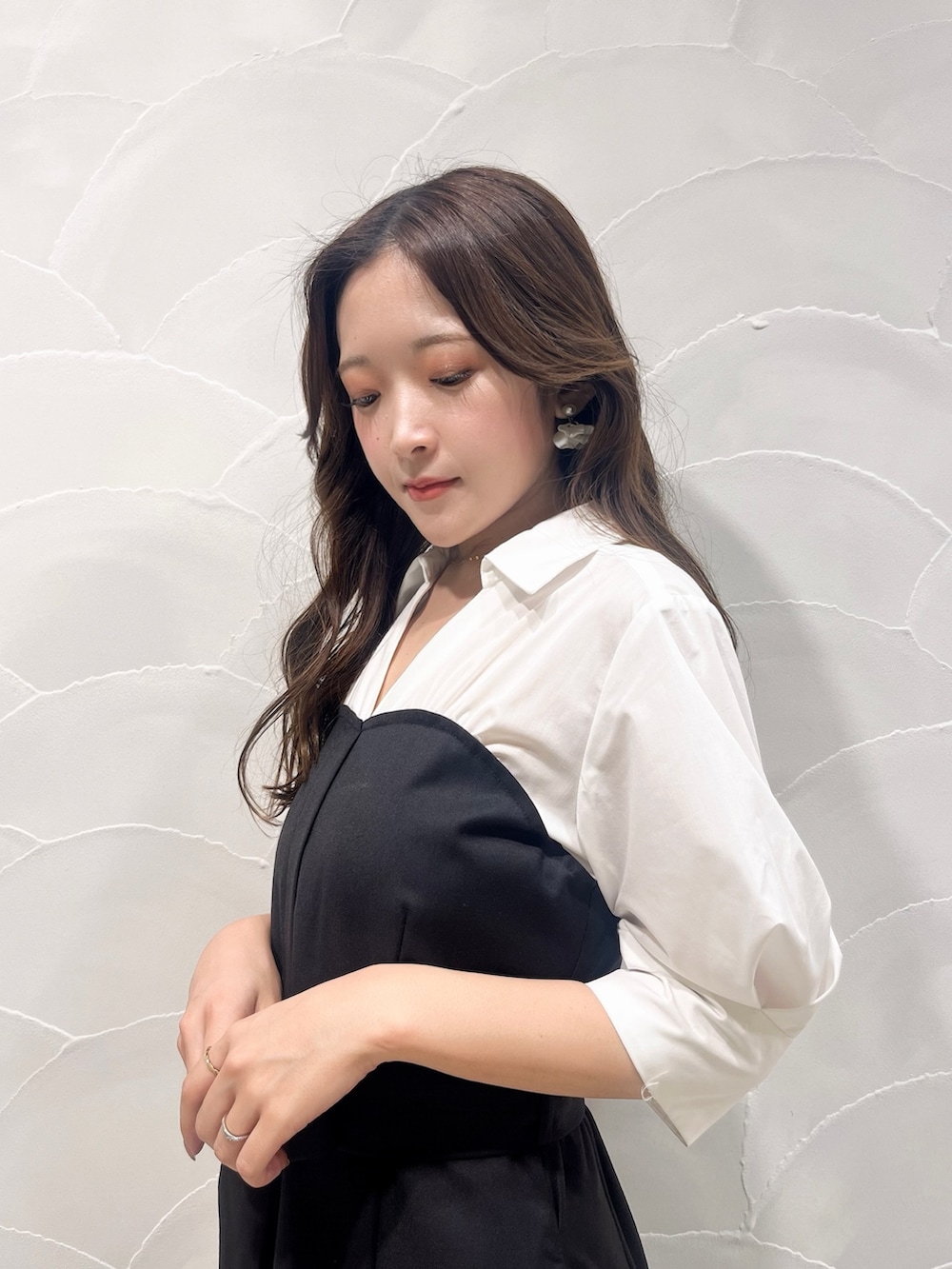 ブラック系のワンピース、レッド系のハンドバッグ、ブラウン系のブーツを着用したレディースの夏コーディネートの6枚目の写真