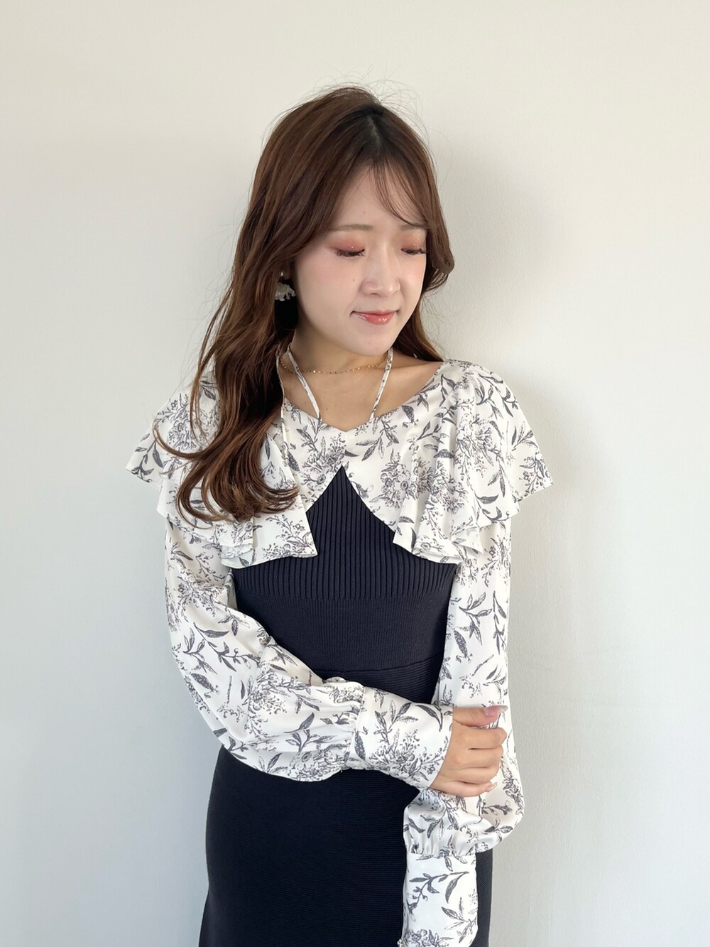 ブルー系のワンピース、ブラウン系のブーツを着用したレディースの秋コーディネートの4枚目の写真