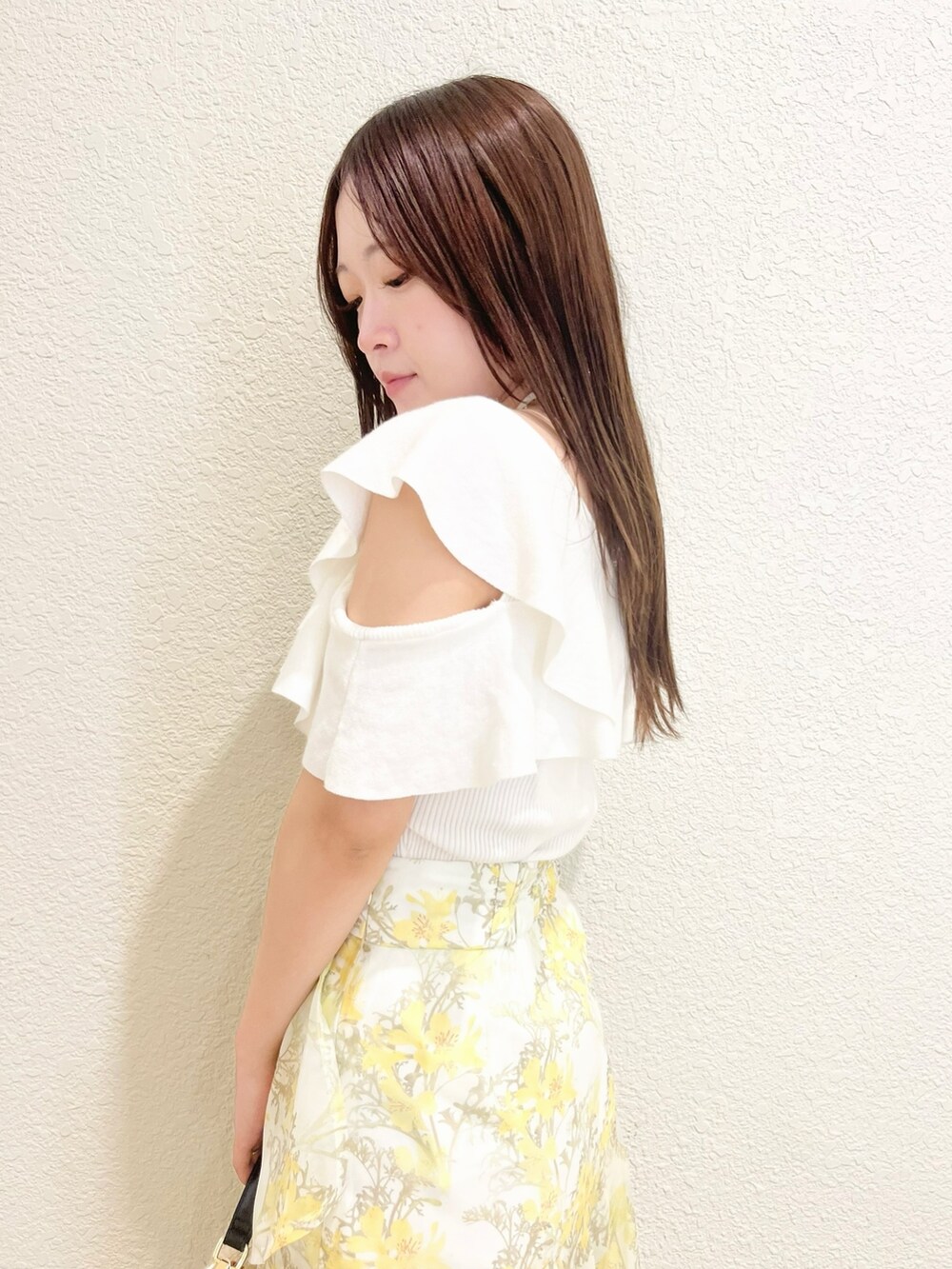 ホワイト系のニット/セーター、イエロー系のスカート、その他のサンダルを着用したレディースの春コーディネートの6枚目の写真