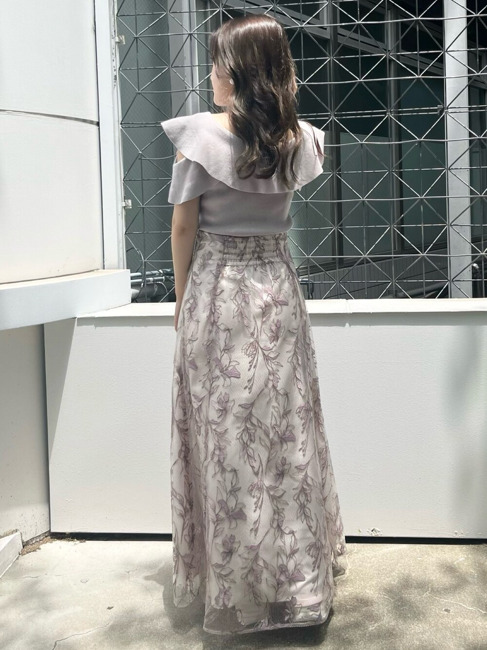 ピンク系のスカート、ピンク系のニット/セーター、ピンク系のスニーカーを着用したレディースの夏コーディネートの3枚目の写真