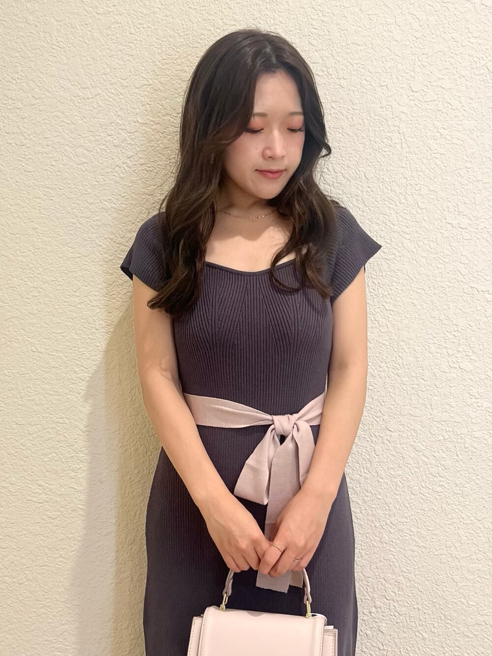 その他のサンダル、グレー系のワンピース、イエロー系のハンドバッグを着用したレディースの夏コーディネートの5枚目の写真