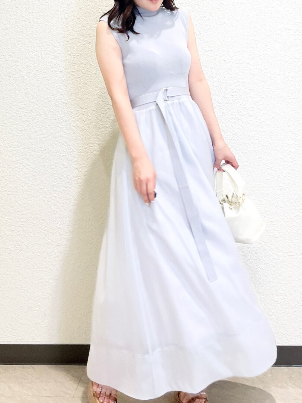 グレー系のワンピース、ホワイト系のハンドバッグを着用したレディースの夏コーディネートの4枚目の写真