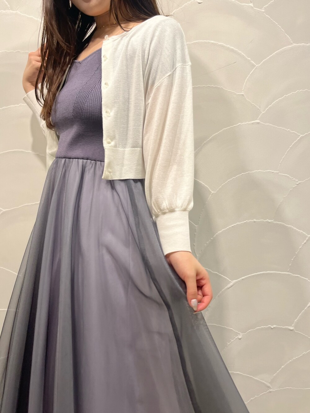 グレー系のワンピース、ホワイト系のトートバッグ、ホワイト系のカーディガン/ボレロを着用したレディースの春コーディネートの5枚目の写真