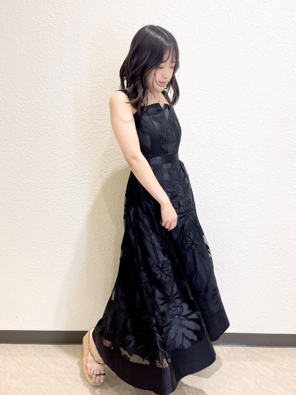 ブラック系のワンピース、ピンク系のトートバッグ、ブラウン系のサンダルを着用したレディースの夏コーディネートの4枚目の写真