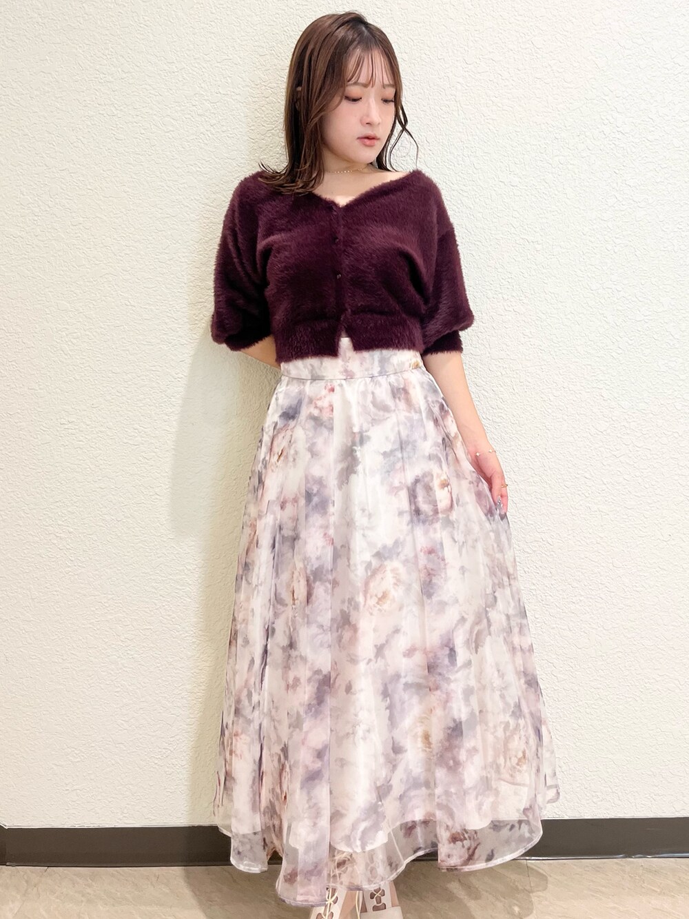 ブラウン系のカーディガン/ボレロ、ホワイト系のスカート、ホワイト系のブーツを着用したレディースの秋コーディネートの4枚目の写真