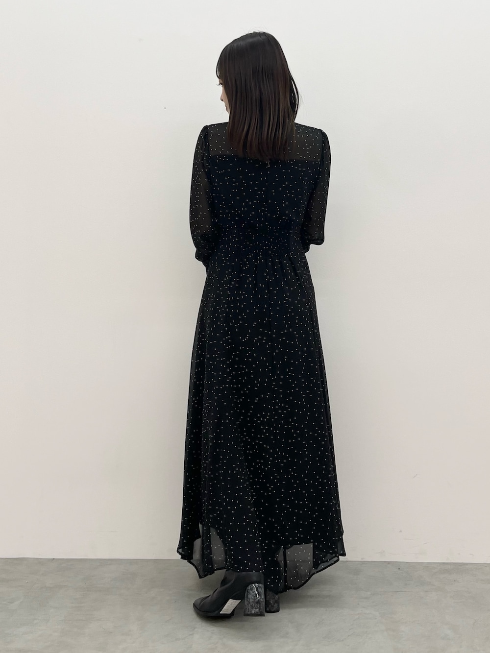 その他のワンピース、ブラック系のブーツを着用したレディースの夏コーディネートの3枚目の写真