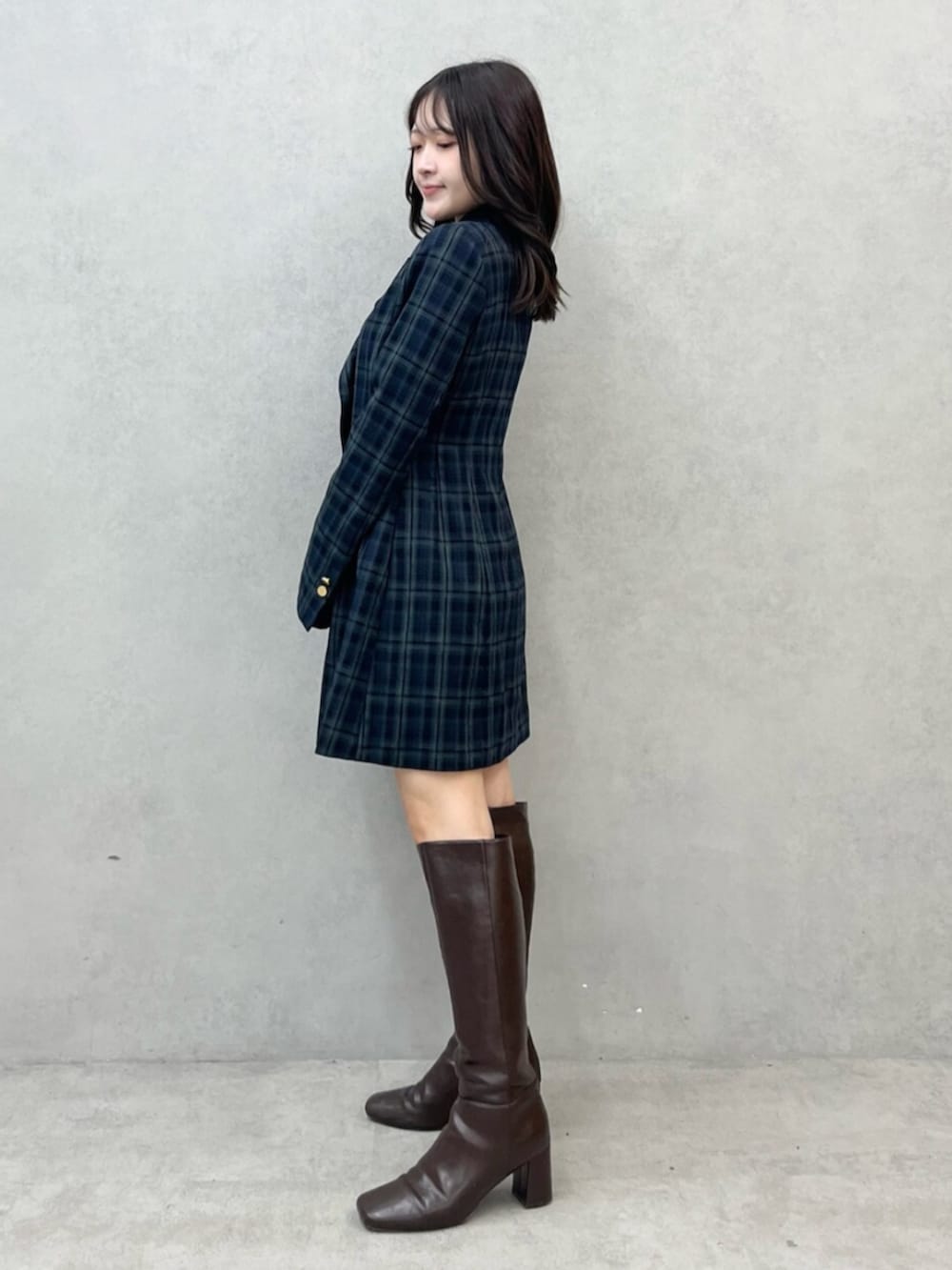 グリーン系のワンピースを着用したレディースの秋コーディネートの2枚目の写真