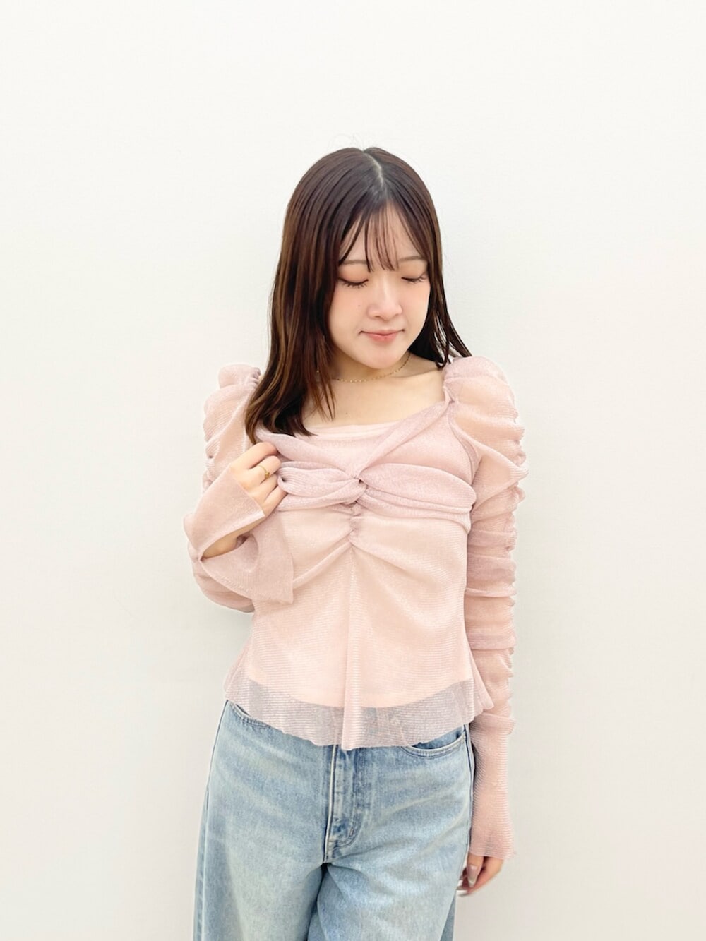 ピンク系のTシャツ/カットソー、ブルー系のデニムパンツを着用したレディースの秋コーディネートの4枚目の写真