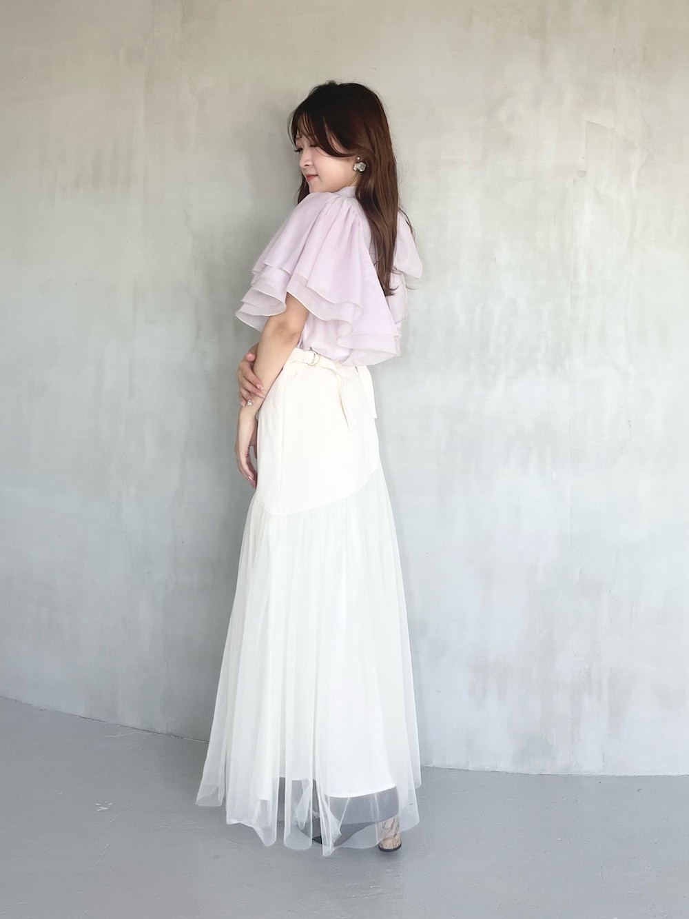 パープル系のシャツ/ブラウス、ホワイト系のスカート、ブラウン系のブーツを着用したレディースの春コーディネートの2枚目の写真