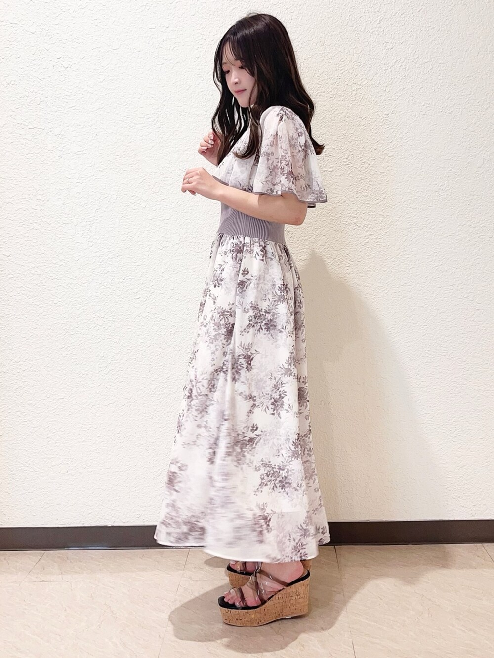 パープル系のワンピース、ブラック系のサンダルを着用したレディースの春コーディネートの2枚目の写真