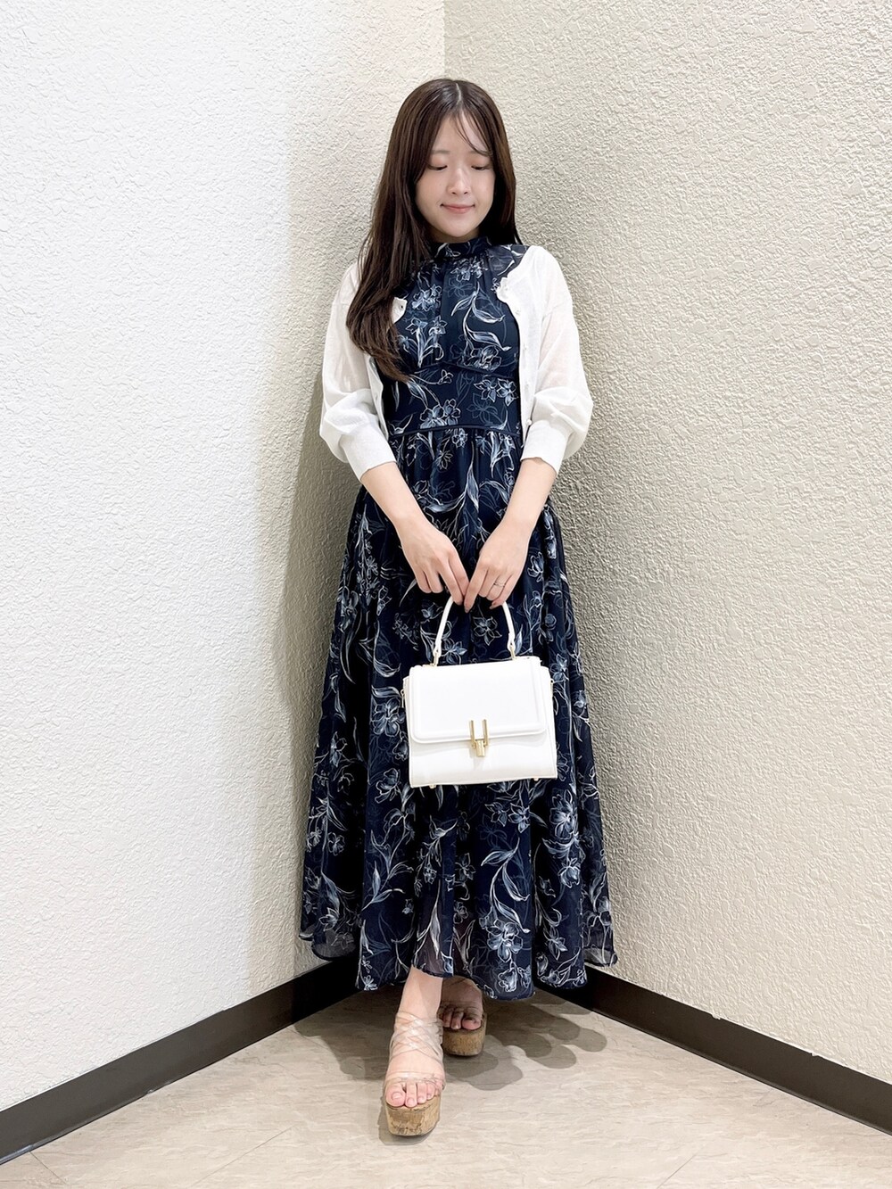 ブルー系のワンピース、ホワイト系のハンドバッグ、その他のサンダルを着用したレディースの夏コーディネートの4枚目の写真