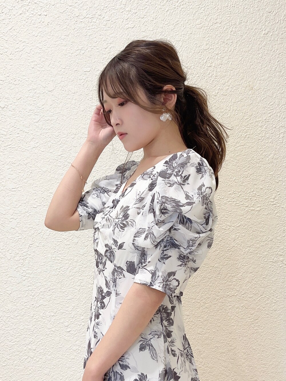 ホワイト系のトレンチコート、ホワイト系のワンピースを着用したレディースの冬コーディネートの6枚目の写真