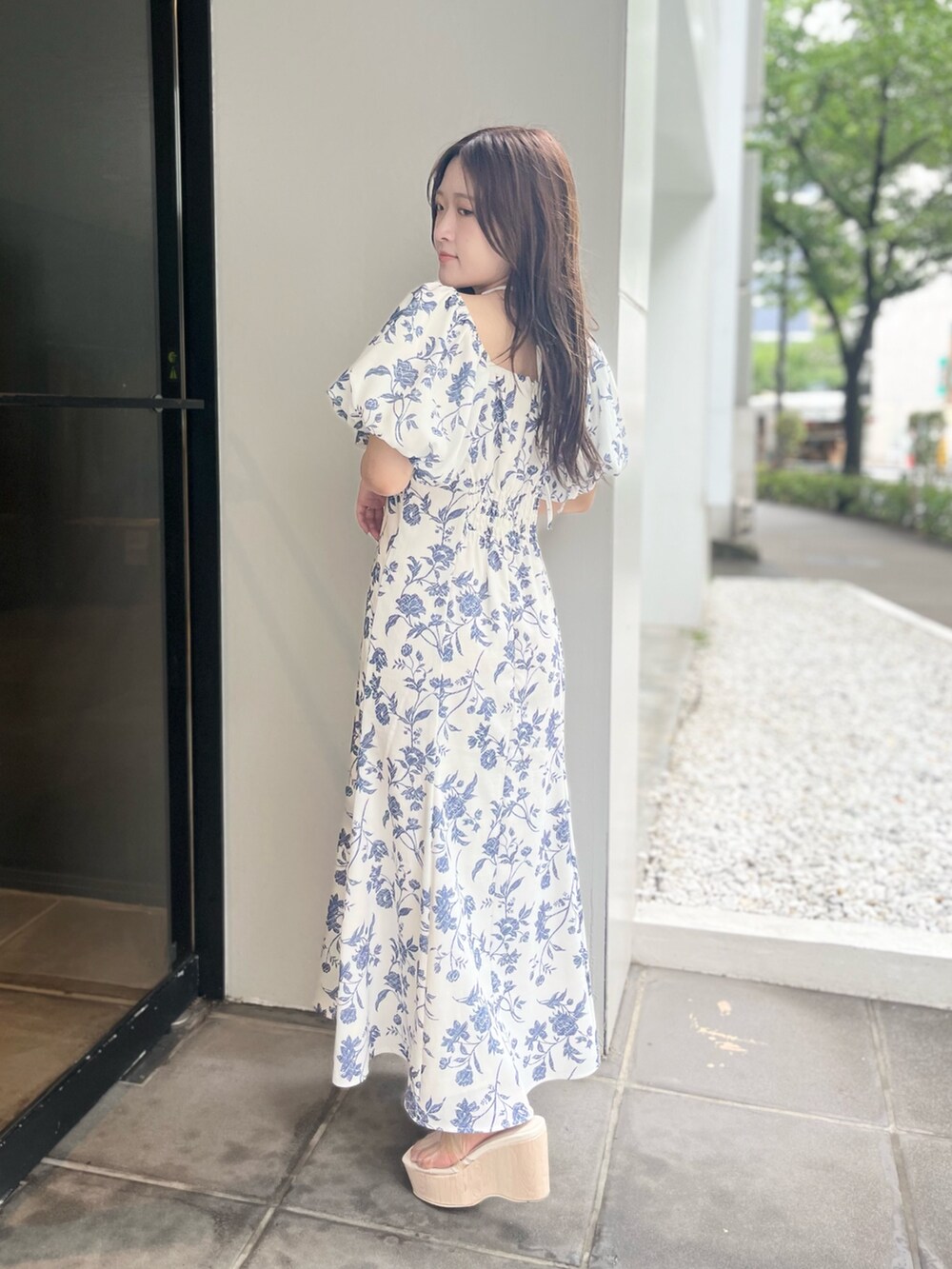 ホワイト系のワンピース、その他のサンダルを着用したレディースの夏コーディネートの3枚目の写真