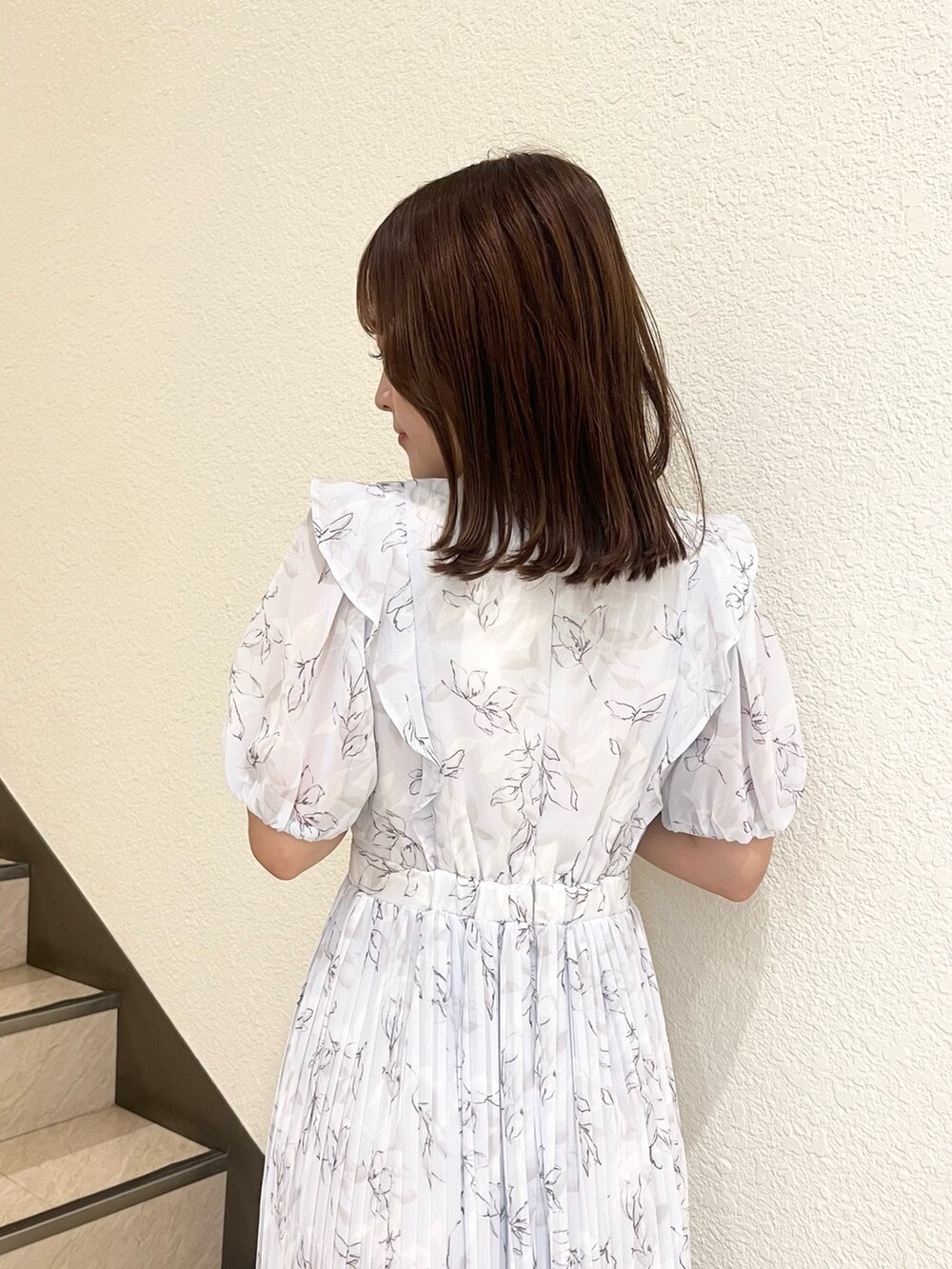 グレー系のワンピース、ブラック系のサンダルを着用したレディースの夏コーディネートの7枚目の写真