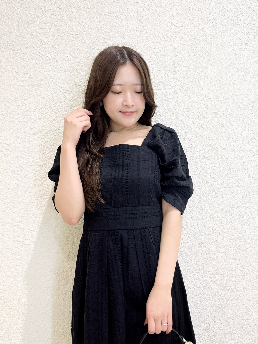 ブラック系のワンピース、その他のサンダル、ブラック系のハンドバッグを着用したレディースの夏コーディネートの7枚目の写真