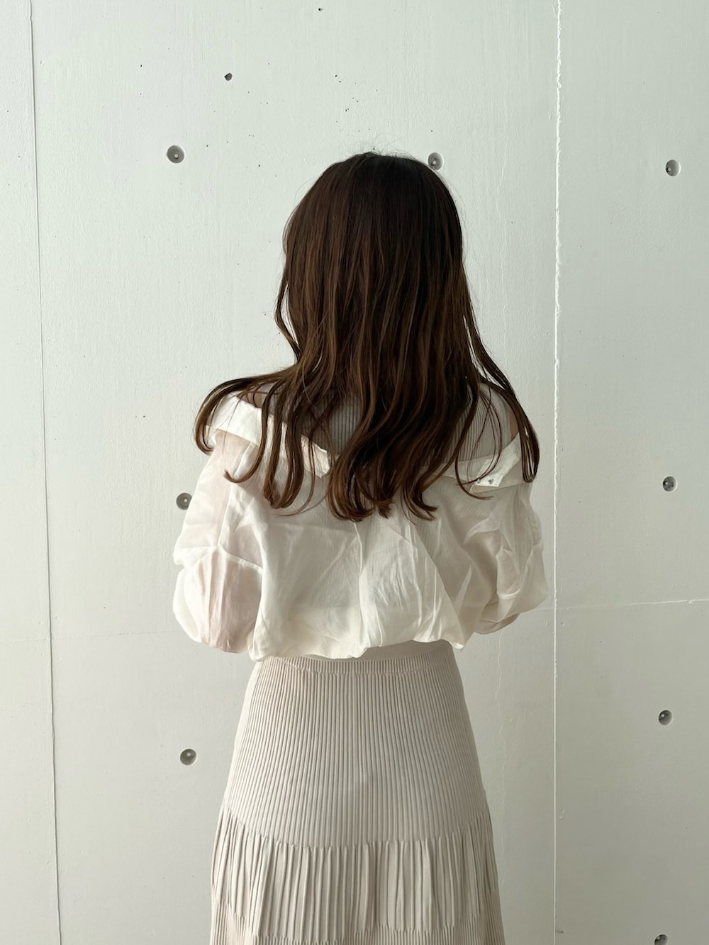 ホワイト系のワンピース、ブラウン系のサンダルを着用したレディースの春コーディネートの7枚目の写真