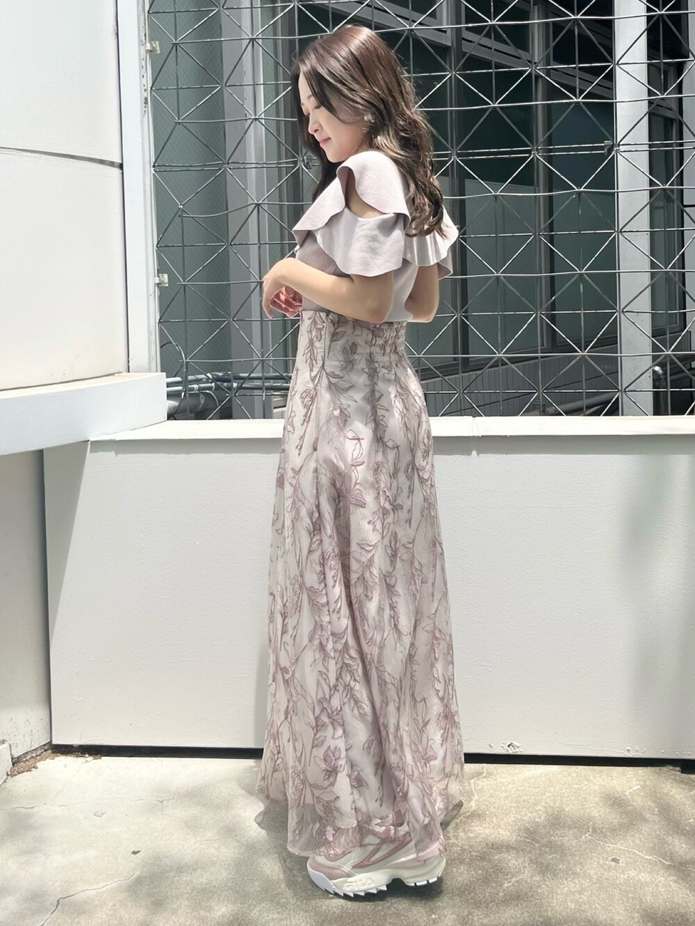 ピンク系のスカート、ピンク系のニット/セーター、ピンク系のスニーカーを着用したレディースの夏コーディネートの2枚目の写真