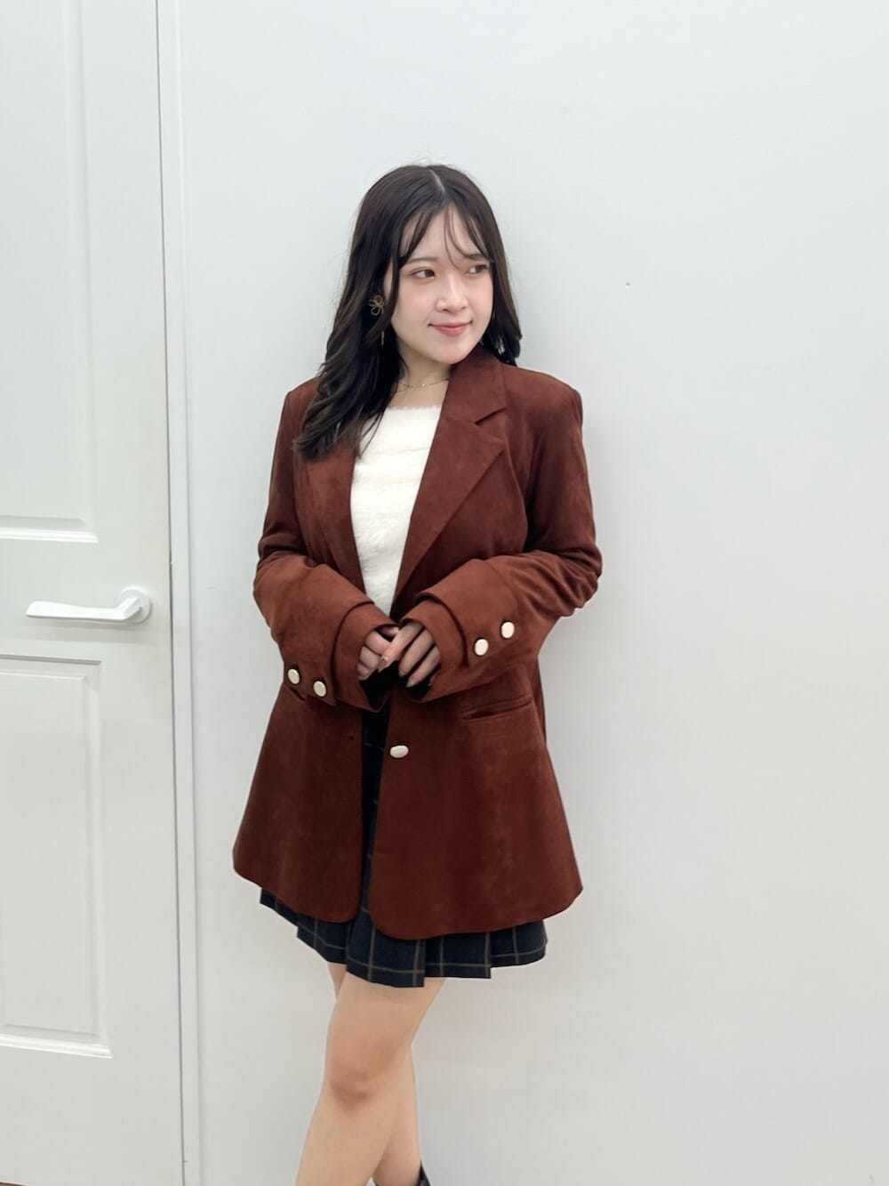 ブラウン系のテーラードジャケット、グリーン系のスカートを着用したレディースの秋コーディネートの4枚目の写真