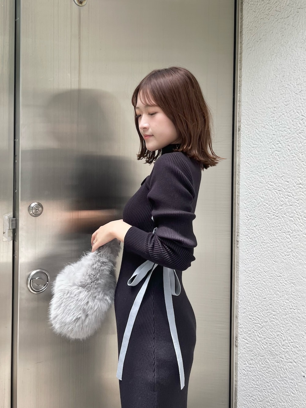 ブルー系のワンピース、グレー系のハンドバッグ、ホワイト系のブーツを着用したレディースの夏コーディネートの4枚目の写真