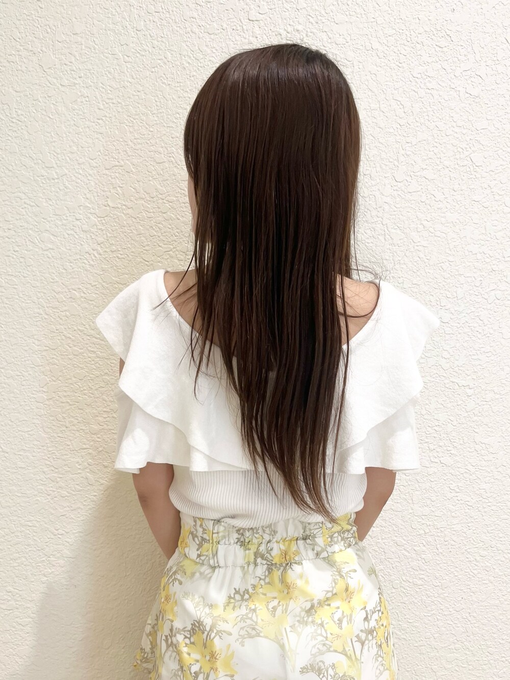 ホワイト系のニット/セーター、イエロー系のスカート、その他のサンダルを着用したレディースの春コーディネートの7枚目の写真