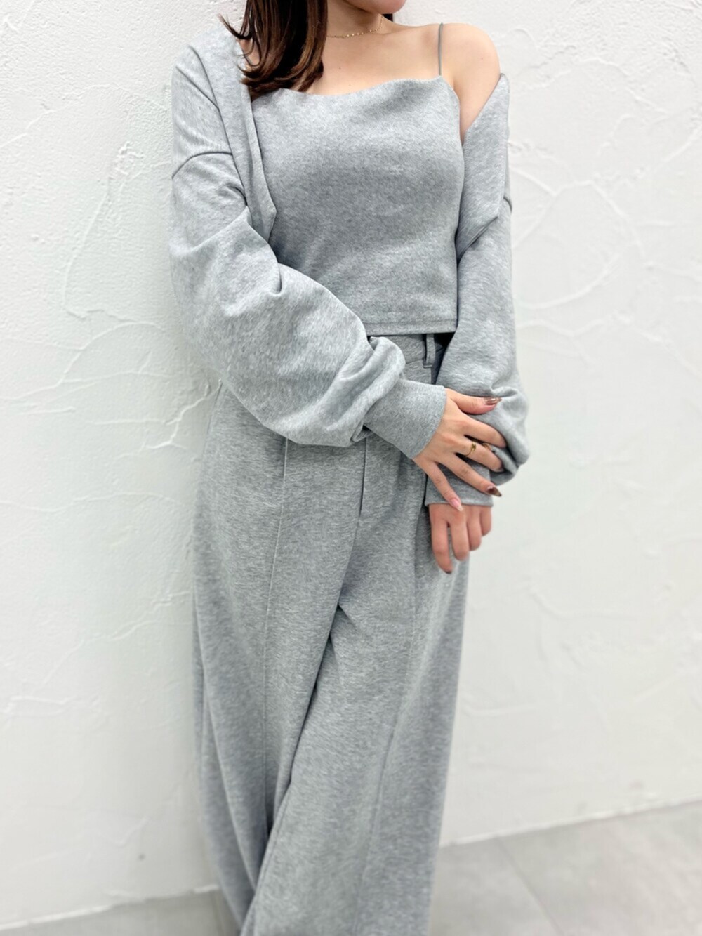 グレー系のアンサンブル、グレー系のその他パンツを着用したレディースの秋コーディネートの6枚目の写真