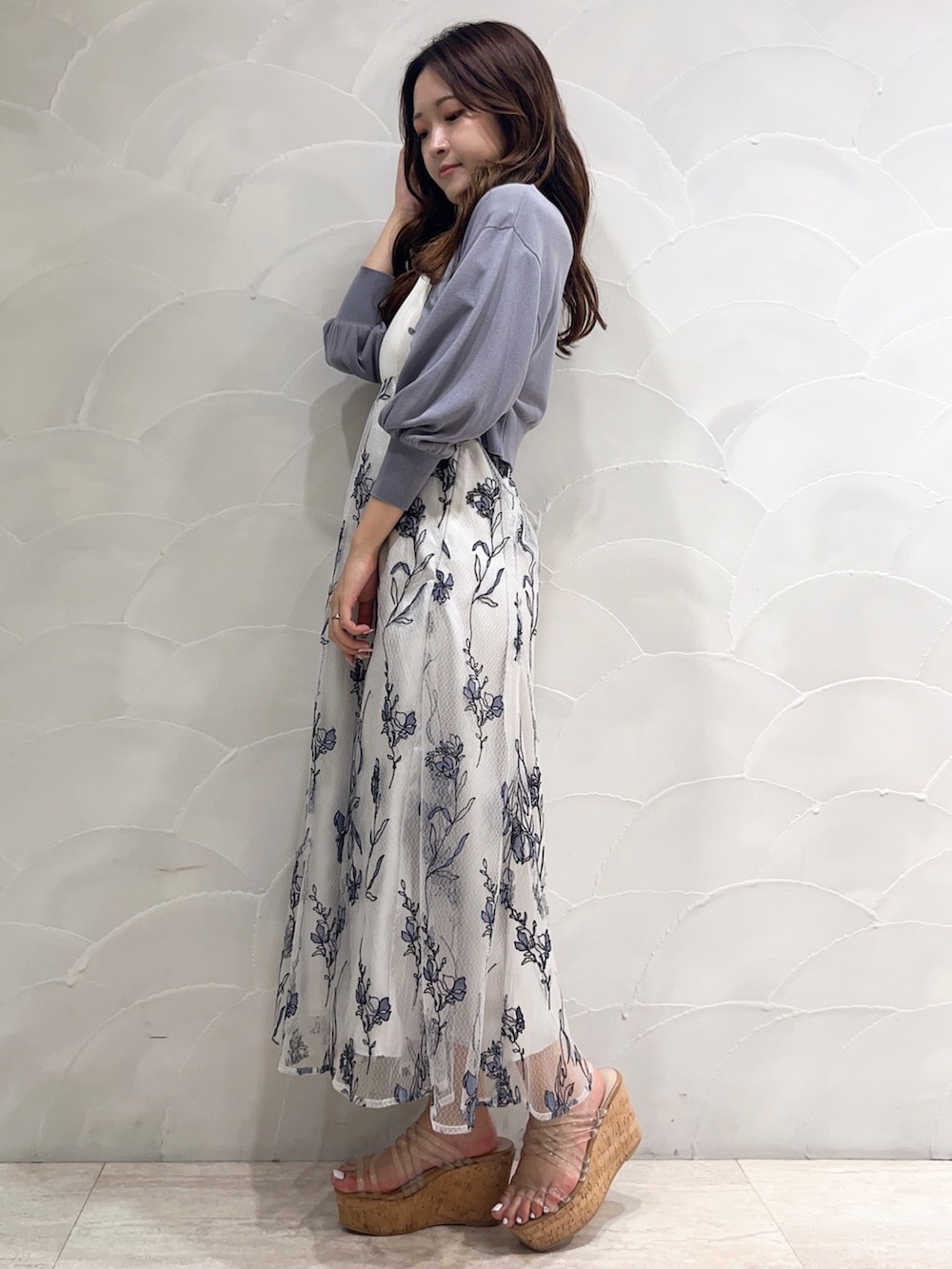 ホワイト系のワンピース、ブルー系のカーディガン/ボレロ、その他のサンダルを着用したレディースの夏コーディネートの2枚目の写真