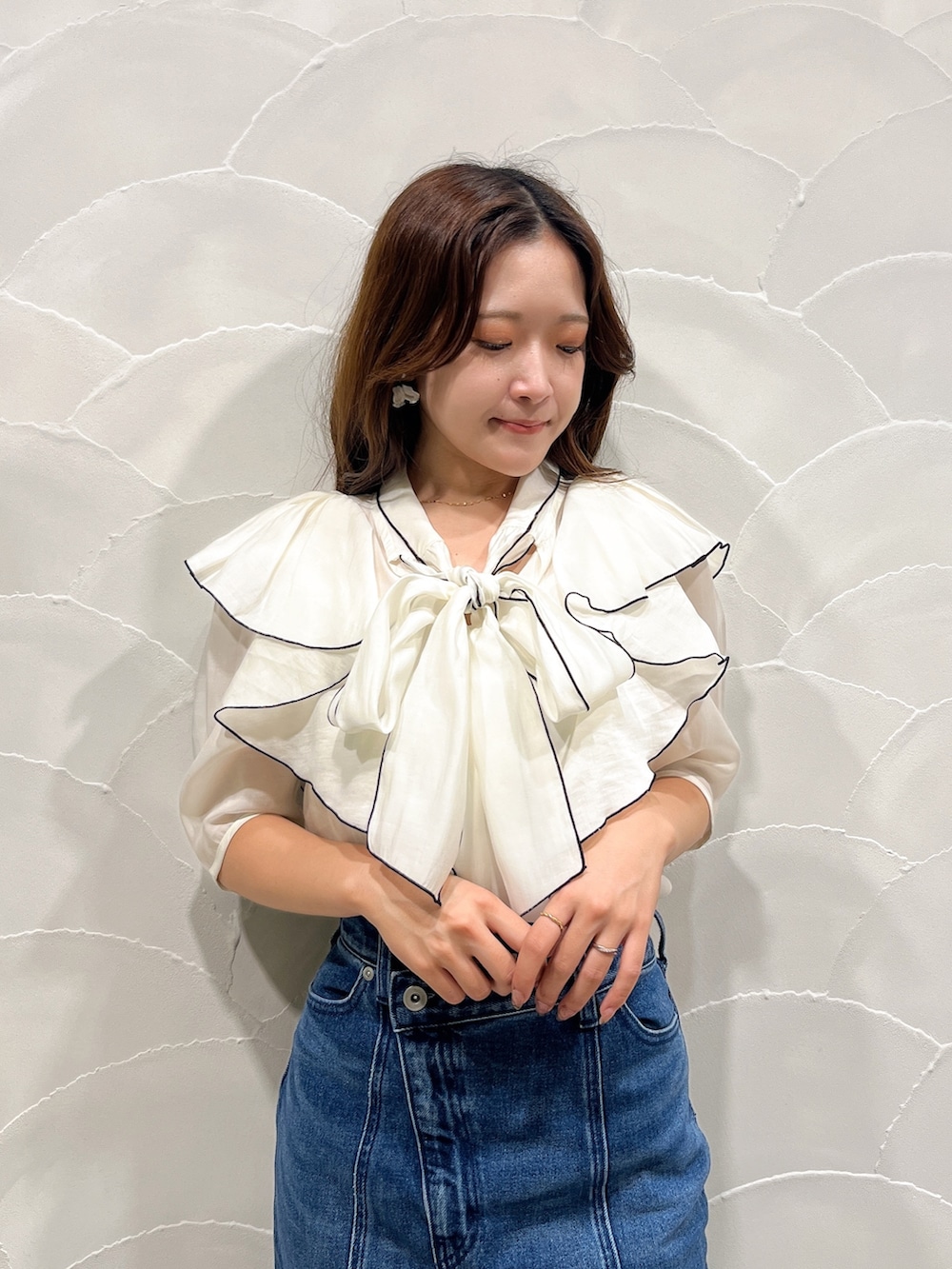 ブルー系のデニムスカート、ホワイト系のシャツ/ブラウスを着用したレディースの夏コーディネートの5枚目の写真