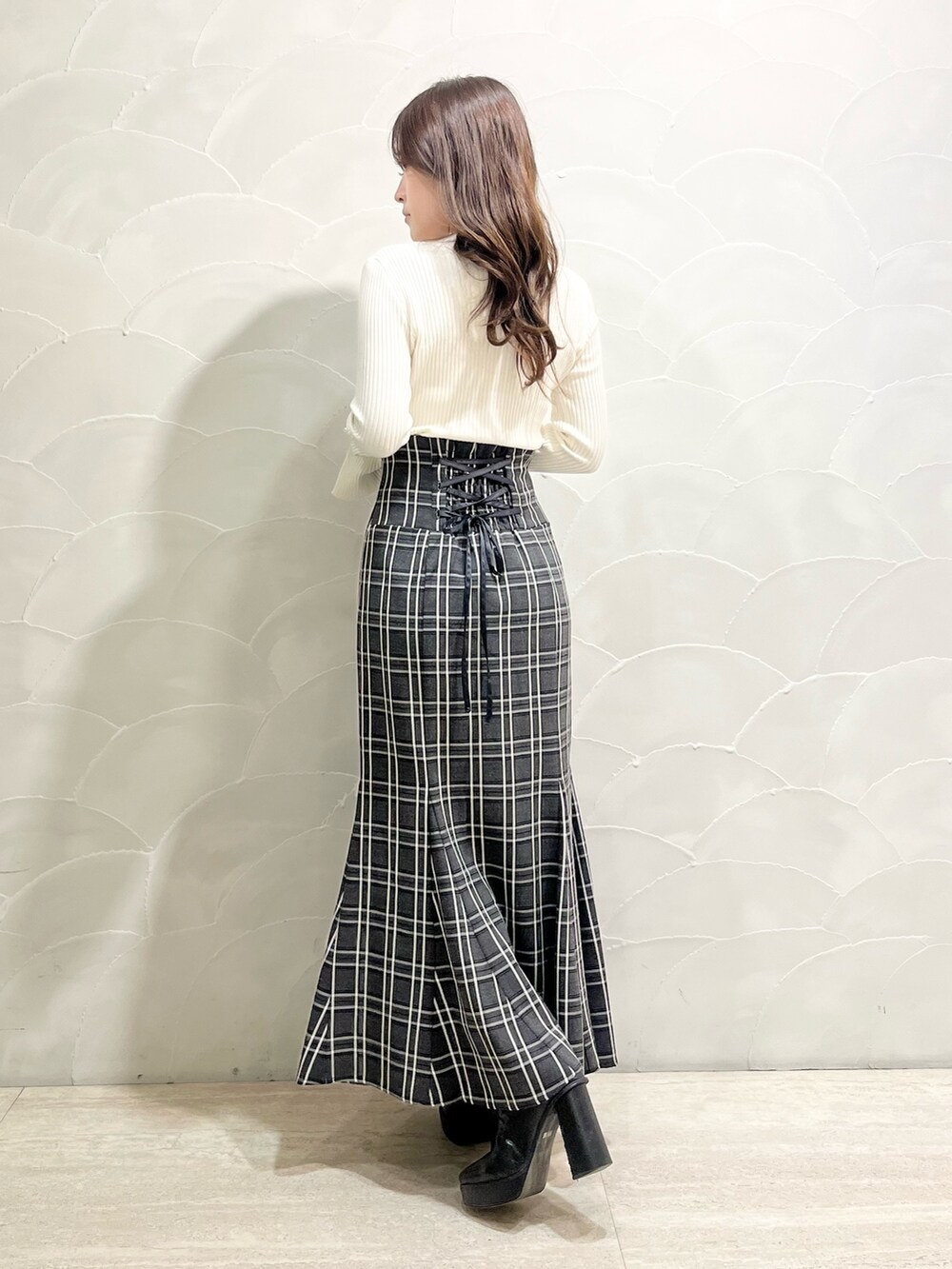 ブラック系のダウンジャケット/コート、その他のスカート、ブラック系のブーツを着用したレディースの冬コーディネートの6枚目の写真