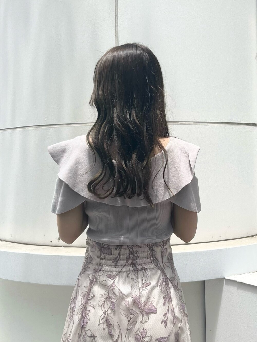 ピンク系のスカート、ピンク系のニット/セーター、ピンク系のスニーカーを着用したレディースの夏コーディネートの6枚目の写真