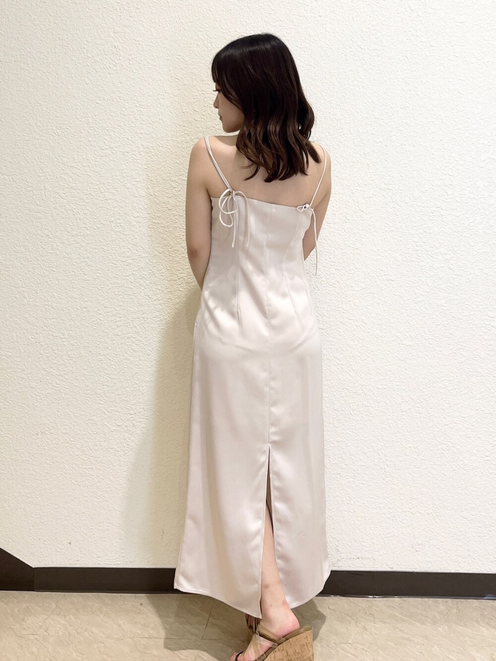 ブラウン系のサンダル、ピンク系のワンピース、ホワイト系のシャツ/ブラウスを着用したレディースの夏コーディネートの3枚目の写真