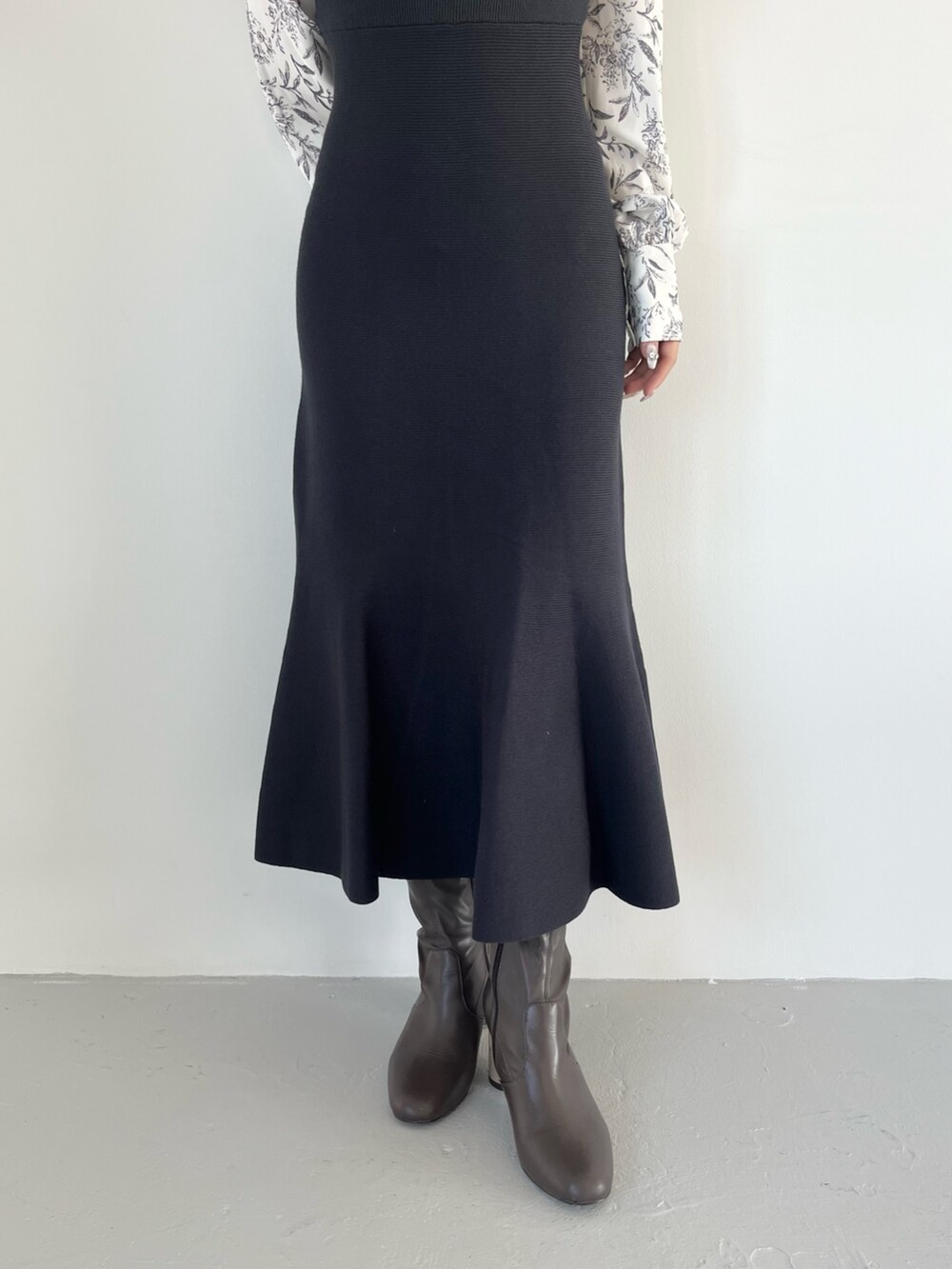 ブルー系のワンピース、ブラウン系のブーツを着用したレディースの秋コーディネートの7枚目の写真