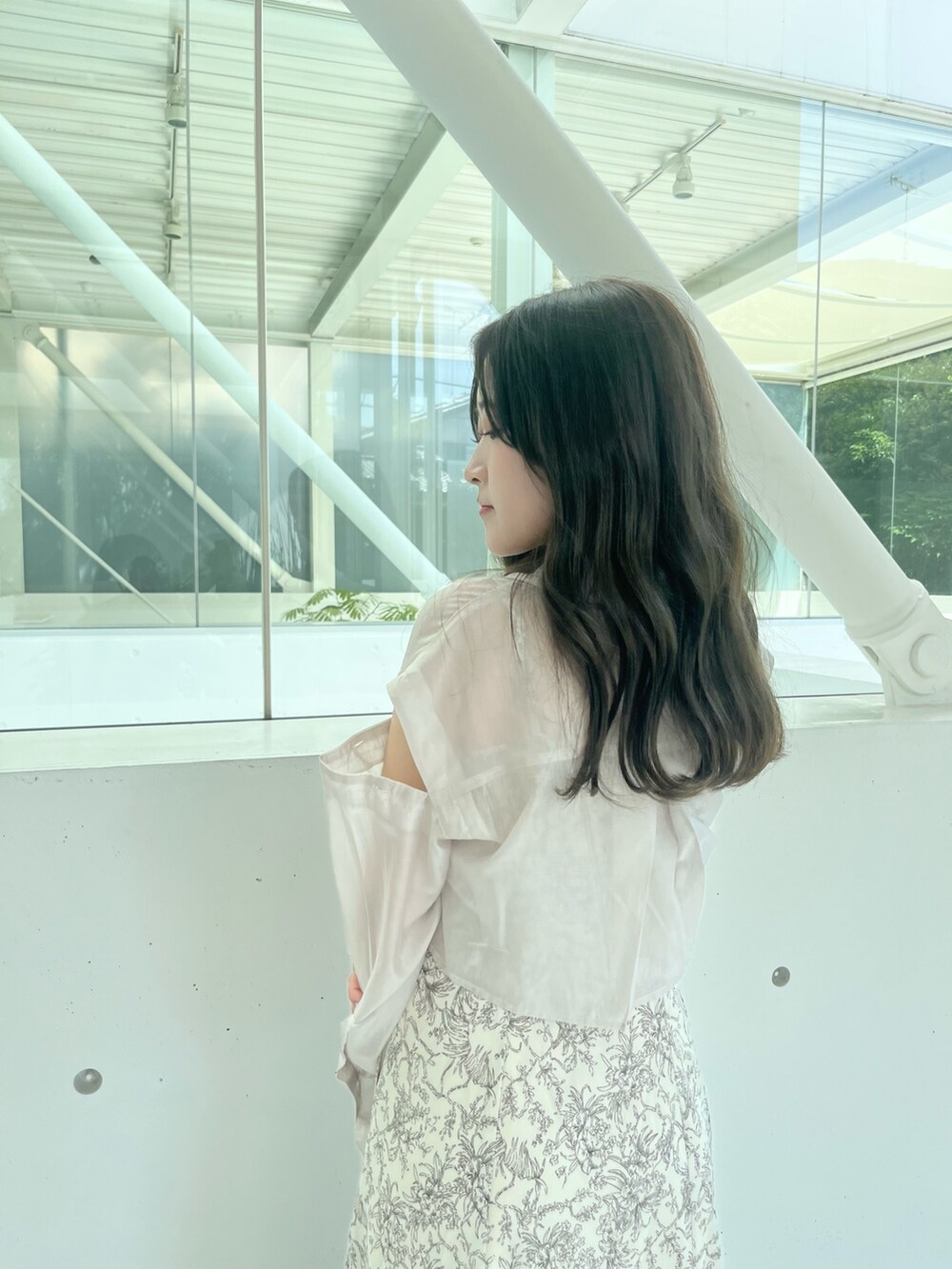 ベージュ系のワンピース、ホワイト系のブーツを着用したレディースの夏コーディネートの7枚目の写真