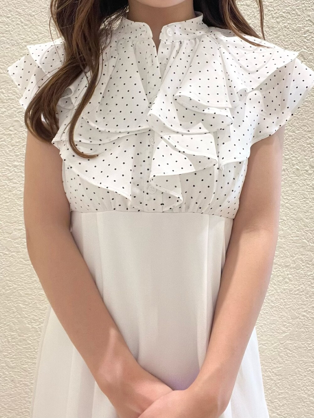 その他のワンピース、ブラック系のハンドバッグ、ホワイト系のサンダルを着用したレディースの春コーディネートの8枚目の写真
