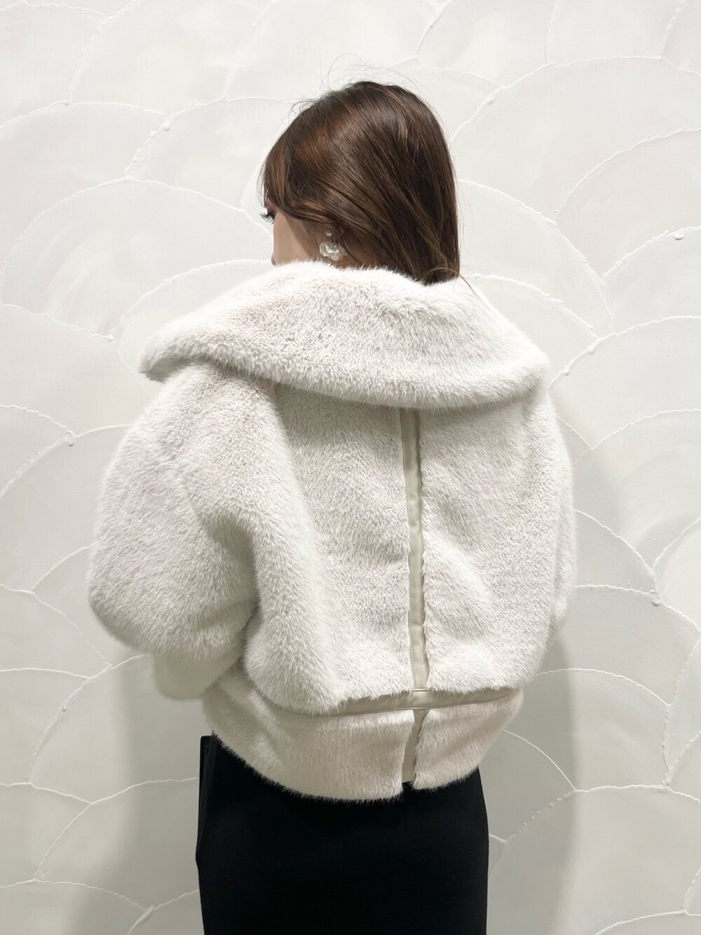 ホワイト系のその他アウター、ブラック系のワンピース、ブラック系のショルダーバッグを着用したレディースの秋コーディネートの7枚目の写真