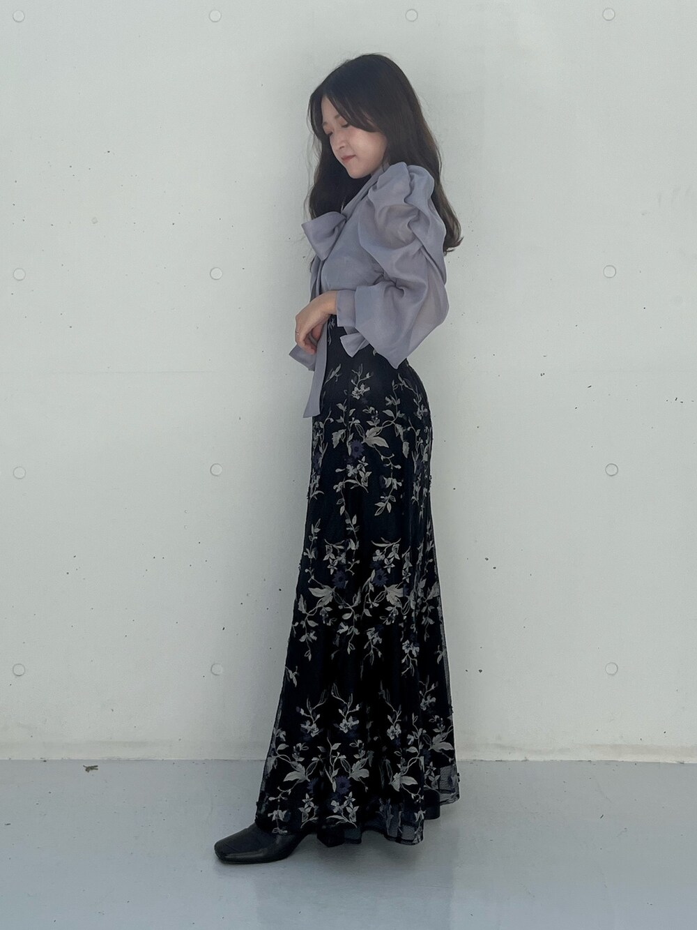 ブルー系のスカート、ブルー系のシャツ/ブラウス、ブラック系のブーツを着用したレディースの秋コーディネートの2枚目の写真