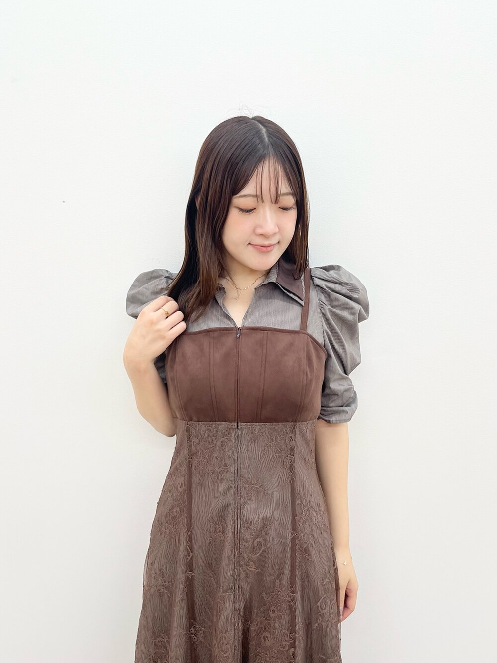 ブラウン系のワンピース、ホワイト系のブーツを着用したレディースの夏コーディネートの4枚目の写真