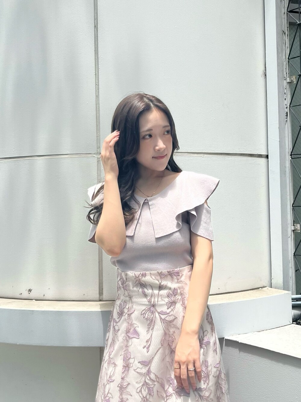 ピンク系のスカート、ピンク系のニット/セーター、ピンク系のスニーカーを着用したレディースの夏コーディネートの4枚目の写真