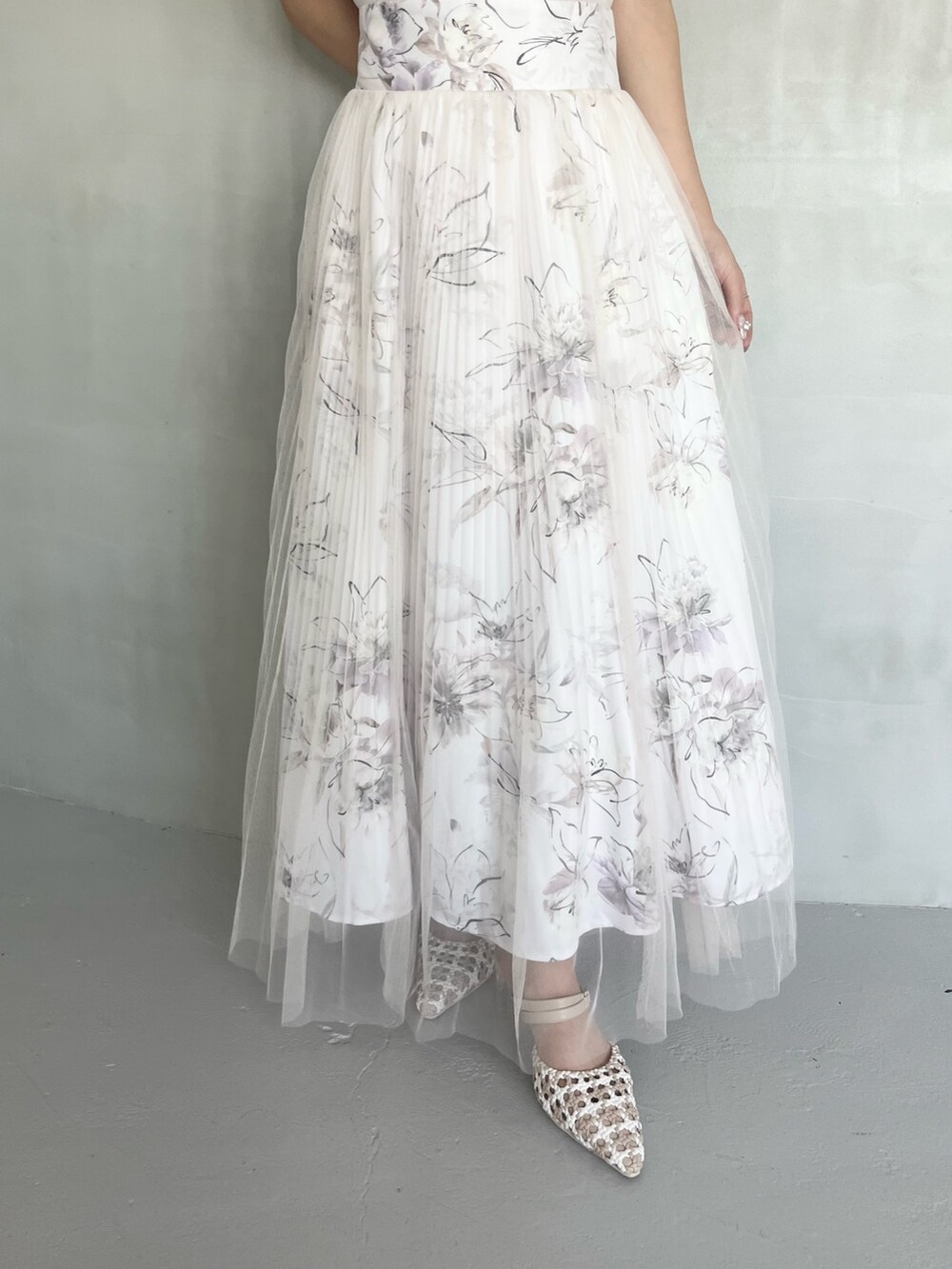 ピンク系のスカート、ピンク系のニット/セーター、その他のパンプスを着用したレディースの冬コーディネートの7枚目の写真